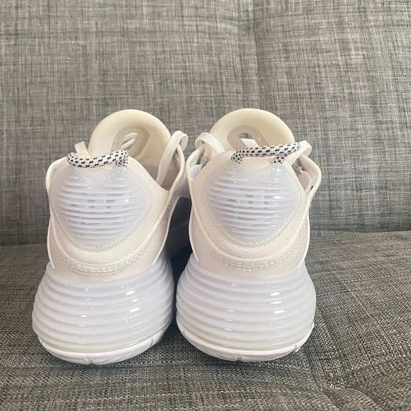 White Nike shoes - Picture 11 of 12